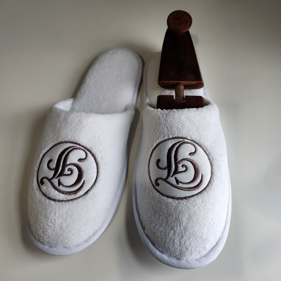 Disney Grand Floridian Resort & Spa White Slippers with GF Logo NEW - Picture 1 of 6